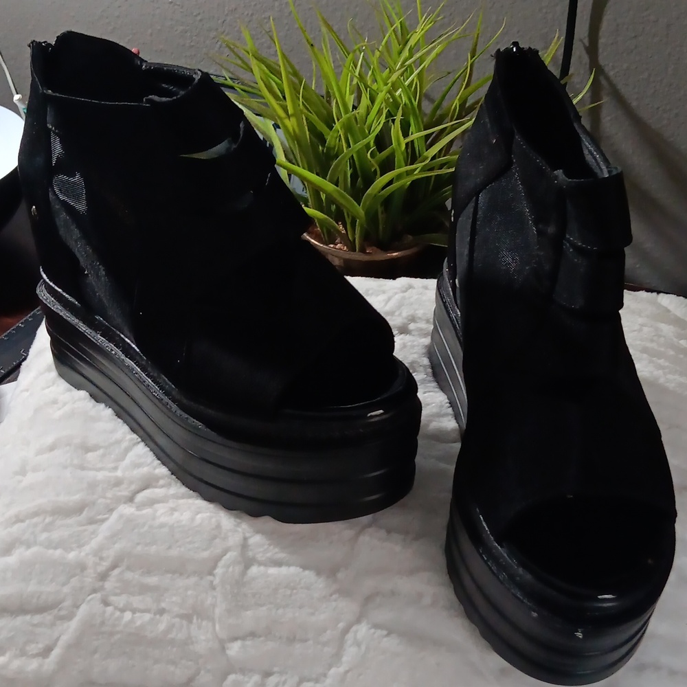 Opentoe all black platform wedges suede black with zipper size 9. Brand Jolimall